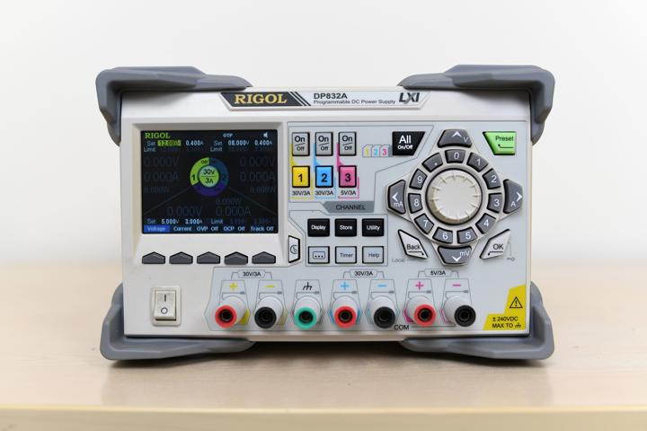 Источник питания Rigol DP832A